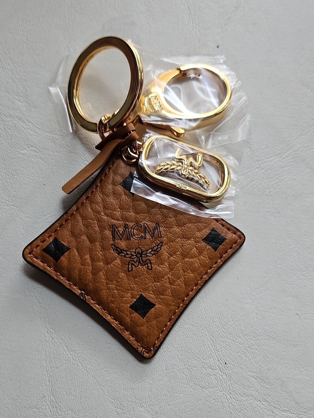 MCM BICOLOR DIAMOND KEY CHAIN - Picture 3 of 12